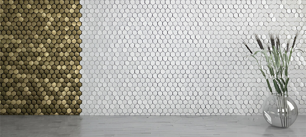 A modern kitchen with a unique backsplash featuring a mix of gold and white hexagon tiles