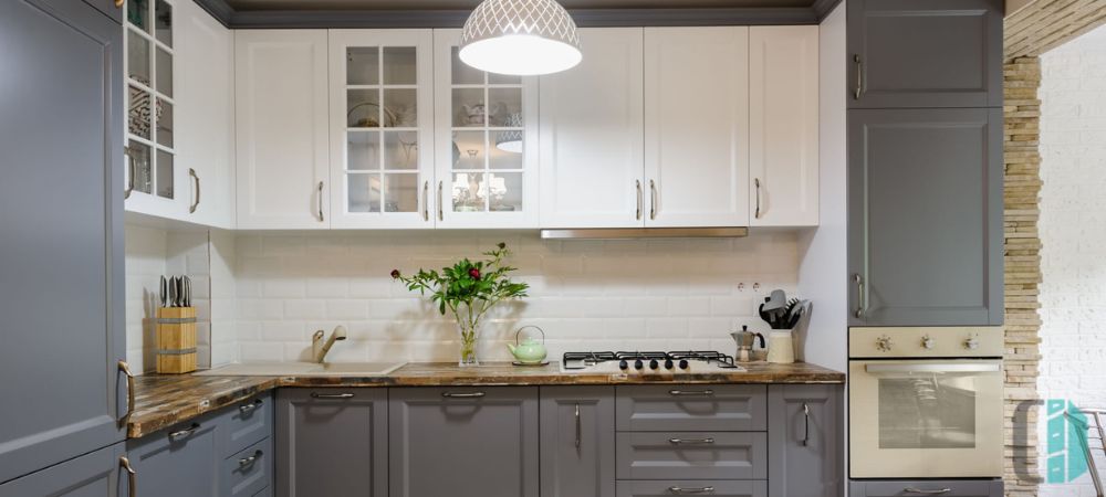 Stylish kitchen with two-tone cabinets, contrasting colors for a dynamic and modern design